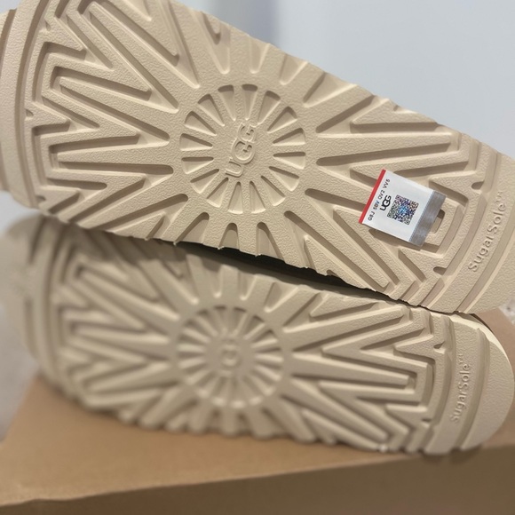 UGG®Women's Goldenstar Slingback Platform Sandals - Picture 5 of 9